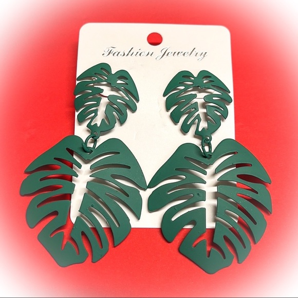 💕Beautiful Green Plantain Leaves Fashion Earrings💕 - Picture 5 of 5